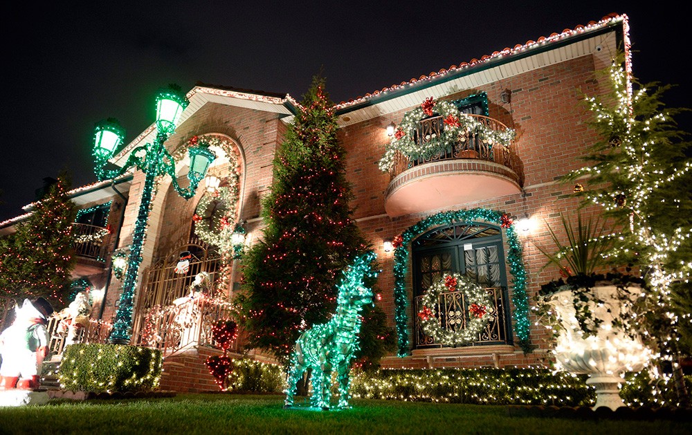 Vianočná výzdoma Dyker Heights, Brooklyn - Alain Delon